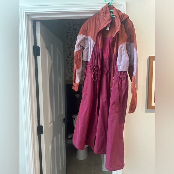 Lululemon Evergreen hooded rain jacket - Picture 2 of 6